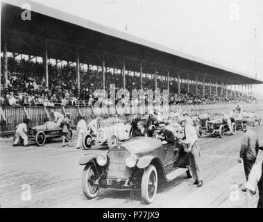 Englisch: Am 4.Juli 1922, 30 000 Fans voll in die steht an der Tacoma Speedway zu beobachten, was sich als das letzte Auto Rennen werden an den Tacoma Anschluss statt. Zehn Fahrer in der 250-Meile Rennen. Die Autos sind Futter bis hinter dem Pace Car, angetrieben von Barney Oldfield, vor der karierten Flagge. Aufgereiht sind (L, R): vordere Reihe - Tommy Milton #8 Leach Besondere, Harry Hartz #12 Duesenberg, Jimmy Murphy #35 Murphy Besondere; 2. Reihe - Joe Thomas #10 Duesenberg, Roscoe Woppenroth im #31 Duesenberg, Cliff Durant in der #34 Durant Besondere; 3. Reihe - "Howdy" Wilcox in der #16 Puegeot, Kunst Stockfoto