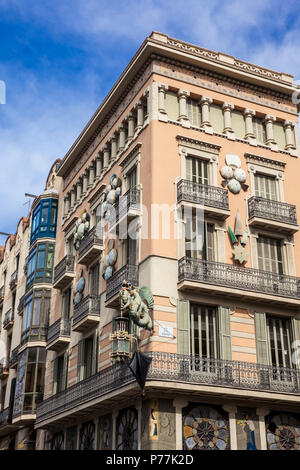 BARCELONA - MÄRZ 2018: Haus der Schirme (Casa Bruno Cuadros) auf dem 19. Jahrhundert an der La Rambla in Barcelona, Spanien gebaut. Stockfoto