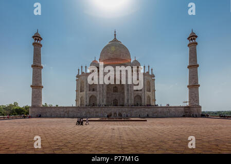 Taj Mahal unter der Sonne gesehen vom Mihman Khana, Agra, Indien Stockfoto