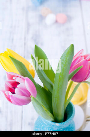 Frühling Tulpen sind Rosa und Gelb. Verschiedene Farben von Eiern und Töpferei Kaninchen. Dekor für Ostern. Stockfoto