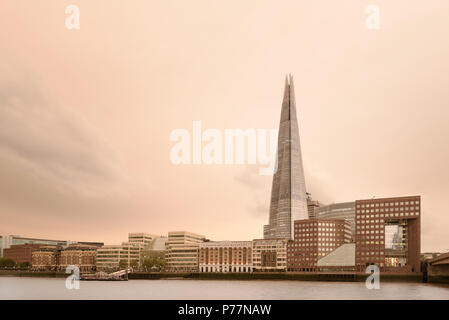 Roter Himmel über London, Thames, nachdem Hurrikan wind Ophelia Stockfoto