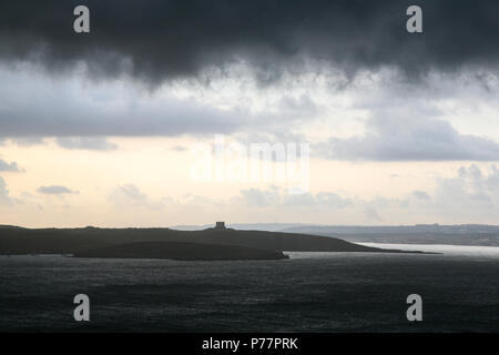 Dramatische Wetter mit schwarzen Wolken über einem türmchen Shoreline wie der Ozean Ebbe in den Fluss am frühen Abend, Devon, England. Europa. Stockfoto