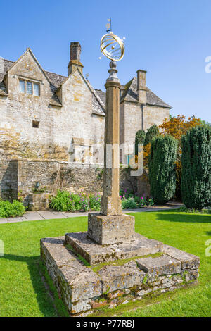 Die Sonnenuhr in Armillary Court am Snowshill Manor in der Cotswold Dorf Snowshill, Gloucestershire, Großbritannien Stockfoto