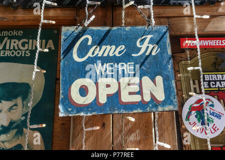 Altmodische, retro, Vintage" kommen wir öffnen' verblasst, scratch Schild hängen an einem Pub, Café Fenster. Close Up. Stockfoto