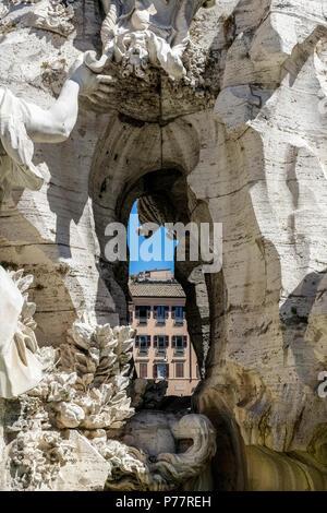 Piazza Navona Platz durch Berninis 4 Rivers Brunnen gesehen. Berühmte italienische Wahrzeichen. Rom, Italien, Europa, EU. Nahaufnahme. Stockfoto