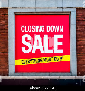 Geschäft schließt Verkauf Schild. Alles muss gehen. Rezessionskonzept. Der Einzelhandel wird geschlossen. Einkaufen. Dublin, Irland, Europa, EU. Nahaufnahme. Stockfoto