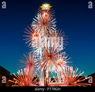 Weihnachtsbaum, auf der Spanischen Treppe, Trinità dei Monti, Piazza di Spagna. Weihnachtszeit, Wintersaison. Rom, Italien, Europa, EU. Nahaufnahme. Stockfoto