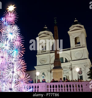 Weihnachtsbaum, auf der Spanischen Treppe, Trinità dei Monti, Piazza di Spagna. Weihnachtszeit, Wintersaison. Rom, Italien, Europa, EU. Nahaufnahme. Stockfoto