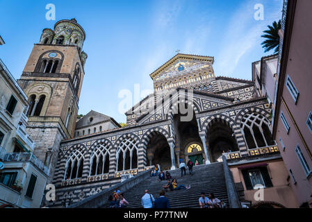 Amalfi entfernt, Saint Andrew's Cathedral (Duomo) im byzantinischen Stil, Amalfiküste, Italien Stockfoto