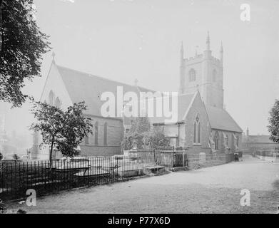 Englisch: St. Mary's Church, Lesen, aus dem Nordosten, C. 1875, entlang des Friedhofes weg von der Kette Street in Richtung St. Mary's Butts suchen. 1870-1879: Glas negative von H. W. verspotten, Feld 22 Nr. 2845. 1875 57 St. Mary's Church, Lesen, aus dem Nordosten, C. 1875 Stockfoto