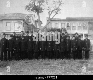 Englisch: Gruppe von Studenten der Mekteb-i Airet - ich Humayun (Imperial Tribal School), die eine Schule in Istanbul gegründet 1892 durch Abdulhamid II. die Integration der Stämme in das Osmanische Reich durch Bildung zu fördern. Abdullah Frères - Viçen (1820-1902), Hovsep (1830-1908) und Kevork Abdullah (1839-1918): Drei armenischen Brüder, die ein kommerzielles Studio in Konstantinopel lief mit Niederlassungen in Kairo und Alexandria. Im Jahre 1862, genannt Offiziellen Fotografen des Sultans Abdul Aziz und Abdul Hamid II., wurden sie im Auftrag des Osmanischen Reiches zu dokumentieren. 1892 oder 1893 57 Stammesschule G Stockfoto