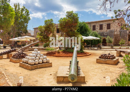 Kanonen und Kanonenkugeln in alte Famagusta, Zypern Stockfoto