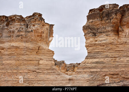 Nahaufnahme Detail der erodierten Felsformationen vor Grauen bewölkten Himmel in Castle Rock Badlands, Kansas Stockfoto