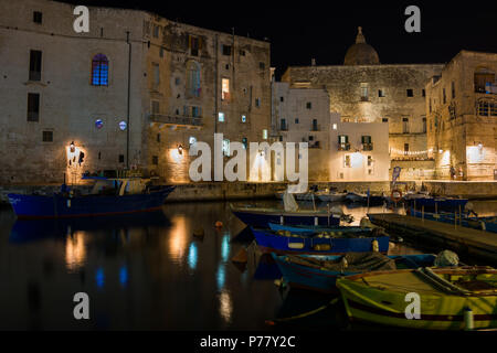 MONOPOLI 11 AUGUST 2017: Alte Hafen von Monopoli bei Nacht, Provinz Bari, Süditalien. Stockfoto