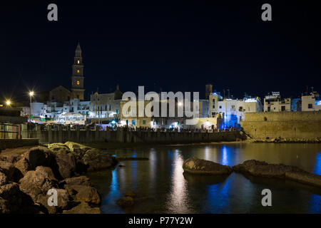 MONOPOLI 11 AUGUST 2017: Panoramablick Nachtansicht von Monopoli, Apulien, Italien Stockfoto