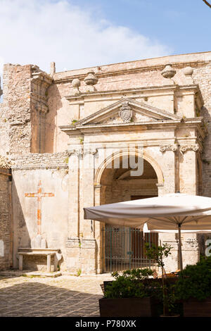 Italien Sizilien mittelalterliche Stadt Erice auf dem Monte San Giuliana Kult der Venus Erycina Piazza S Domenico St Quadrat Kruzifix Steinbank Sonnenschirm Cafe Stockfoto