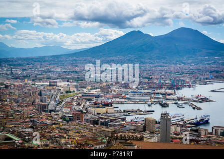 Stadtbild von Castel Sant'Elmo mit Hafen und den Vesuv, eine mittelalterliche Festung, Neapel, Italien Stockfoto