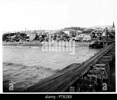 . Englisch: Wasser aus der Wharf Nome, Ca. 1904. Englisch: Zeigt die Montana Limousine, Oscar Witt Zinn Cooper, A. Campbell Familie Lebensmittel, Nome Wharf und die Golden Gate Hotel im Hintergrund. Bildunterschrift auf Bild: Golden Gate Hotel, Nome Wharf. 4036 Themen (LCTGM): Städte & Dörfer - Alaska; Waterfronts - Alaska - Nome; Strände - Alaska - Nome Themen (LCSH): Nome (Alaska). ca. 1904 10 Nome Waterfront aus der Wharf, ca 1904 (NOWELL 90) Stockfoto