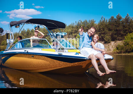 Angenehme junge Familie Wochenende geniessen auf dem Boot Stockfoto