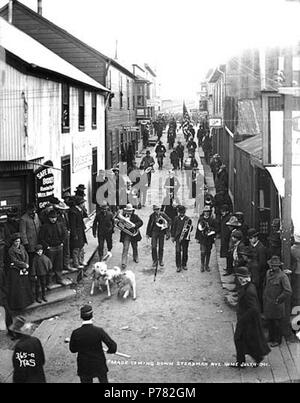 . Englisch: Parade auf Steadman Ave. Für den 4. Juli Feier, Nome, Alaska, 1901. Englisch: Zeigt dogfight blockieren Bandmitglieder auf der Straße. Bildunterschrift auf Bild: Parade unten kommen Steadman Ave., Nome. Juli 4, 1901." Bild im Hegg Album 5, Seite 36. Original Foto von Eric A. Hegg 1833; von Webster und Stevens 365. Ein Fächer (LCTGM): 4. Juli feiern - - Alaska - Nome kopiert; Straßen-- Alaska - Nome, Paraden und Prozessionen - Alaska - Nome; Geschäftsviertel - Alaska - Nome; Hunde - - Alaska - Nome Themen (LCSH): Steadman Avenue (Nome, Alaska). 1901 10 Parade auf Steadman Ave Stockfoto