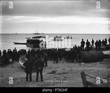 . Englisch: Passagiere Landung am Strand von Nome, Alaska, Ca. 1900. Englisch: Zeigt eine Gruppe von Menschen auf einem Kahn übergesetzt wahrscheinlich von einer offshore Dampfgarer. Bildunterschrift auf Bild: "Passagiere der Landung in Nome' Bild im Hegg Album 36, Seite 51. Themen (LCTGM): Scows - Alaska - Nome; Strände - Alaska - Nome; Ruderboote - Alaska - Nome; Passagiere - Alaska - Nome. ca. 1900 10 Passagiere Landung am Strand von Nome, Alaska, ca 1900 (HEGG 412) Stockfoto