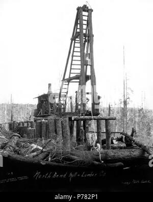 . Englisch: Ramme und Bock Bau, North Bend Mühle & Lumber Company, North Bend, Ca. 1920. Englisch: Legende auf Bild: Nr. 2, North Bend Mühle + Lumber Co PH-Coll 516.2334 Die North Bend Mühle & Lumber Company im Jahr 1900 von Asa Simpson gegründet und war in North Bend in Coos County, Oregon. In den 1920er Jahren seinen Präsidenten war Charles K. Hudson. Das Eigentum des Unternehmens sieben Meilen Gleislänge und transportiert werden Protokolle in San Francisco und San Pedro durch die Schoner. Das Unternehmen wurde im Jahr 1923 verkauft, zusammen mit dem Buehner Lumber Company, einem Konsortium aus östlichen und südlichen Holzfirmen Stockfoto