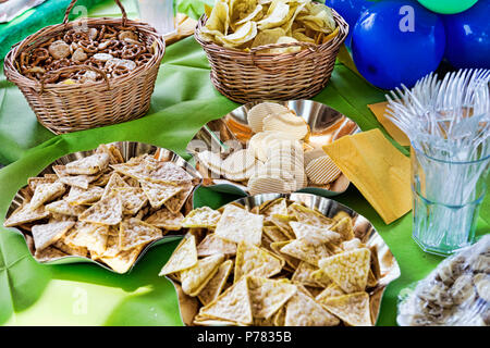 Let's Party mit Chips und Snacks - selektive Fokus Stockfoto