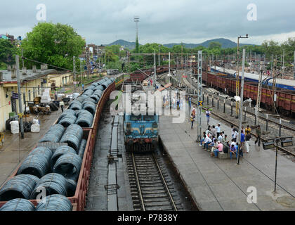 Gaya, Indien - May 10, 2015. Bahnhof in Gaya, Indien. Gaya ist eine heilige Stadt neben dem falgu River, im nordöstlichen Bundesstaat Bihar. Stockfoto