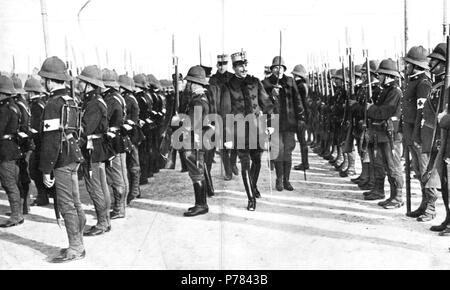 Español: Fotografía muestra que Al Rey de España Alfonso XIII pasando Revista al Regimiento del Rey en el cuartel de María Cristina. Januar 1916 6 Alfonso XIII pasando Revista Stockfoto