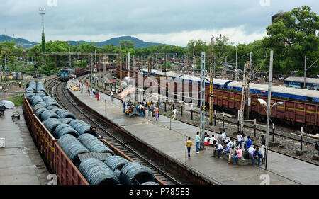 Gaya, Indien - May 10, 2015. Bahnhof in Gaya, Indien. Gaya ist eine heilige Stadt neben dem falgu River, im nordöstlichen Bundesstaat Bihar. Stockfoto