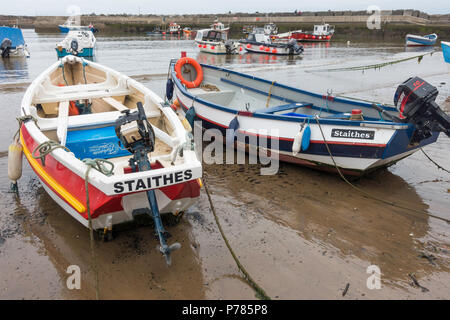 Fischerboote und cobles in Staithes Hafen North Yorkshire England UK günstig Stockfoto