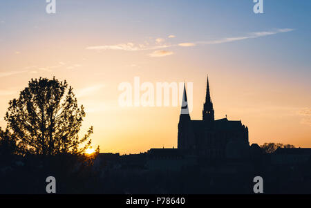 Die Kathedrale von Chartres, Kathedrale Unserer Lieben Frau von Chartres bei Sonnenuntergang in Frankreich genannt Stockfoto