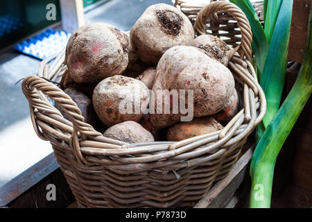 Rote Bete auf Verkauf in einem lokalen Markt Stockfoto