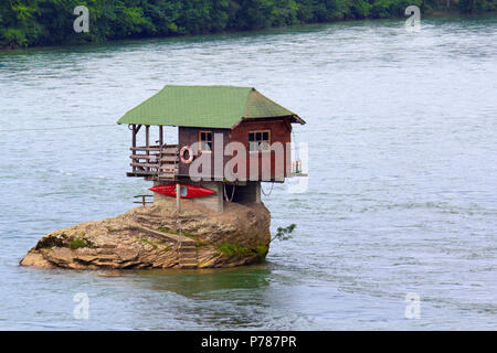Ein einsames Haus auf der Drina in der Nähe von Bajina Basta Stockfoto