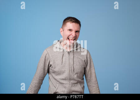 Es ist so schrecklich. Studio Portrait der jungen europäischen Mann mit angewiderten Ausdruck etwas herzögliches Heer zurück Stockfoto