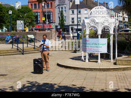 Vom 2. Juli 2018 eine Straße Prediger, die gute Nachricht von der Erlösung durch den Glauben an Jesus Christus in der versunkenen Gärten Bangor Northern Ireland Stockfoto