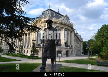 Bronze Statue von Sir Winston Churchill, von Jean Cardot 1988 modelliert, stehend vor dem Petit Palais Art Museum, Paris, Frankreich. Stockfoto