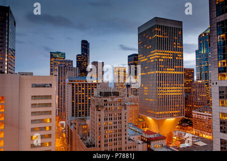Der Rainier Tower in der Innenstadt von Seattle, ein sich verjüngender Wolkenkratzer, der fast kopfüber oder invertiert zu sein scheint, Seattle, Washington, USA Stockfoto