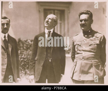 Englisch: Der US-Fotograf Frank Zimmermann in Athen im Jahre 1923, mit dem Ministerpräsidenten der Revolutionsregierung, Oberst w: Stylianos Gonatas. 1923 33 Frank Tischler mit Stylianos Gonatas 1923 - 1. Stockfoto