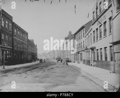 Englisch: Friar Street, Lesen, auf der Suche nach Westen, C. 1875. Auf der Südseite, Nr. 161 (Bavin und lurline, der Royal County Kunst und kirchlichen Handarbeit Repository); Nr. 160 (Henry Creed, Anwalt); Nr. 159 (Binfield und des Unternehmens Musik Warehouse). Auf der Nordseite, Nr. 22 (Sitz der Ersten freiwilligen Bataillon, das Royal Berkshire Regiment); der Ecke der Station Road mit Gas - Lampen auf hohen gemauerten Pfeilern; Nr. 18; Nr. 17; Nr. 16; Nr. 15; Nr. 13; Nr. 11; Nr. 10, 9, 8 und 7 (Queen's Hotel). 1870-1879: Glas negative von H. W. verspotten, Feld 22 Nr. 2476. 1875 33 Friar Street, Lesen Stockfoto