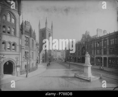 Englisch: Friar Street, Lesen, C. 1893, auf der Suche nach Osten in Richtung Marktplatz. Auf der linken Seite ist der Eingang zum Rathaus und das West End von St. Laurence's Kirche. Auf der Südseite der Friar Street, hinter der Statue von Königin Victoria, Nr. 175, Nr. 174 und 173; der Eingang zu den Arcade; Nr. 172 und 171. 1890-1899: Glas negative von H. W. verspotten, Feld 22 Nr. 9025. 1893 33 Friar Street, Lesen, C. 1893 Stockfoto