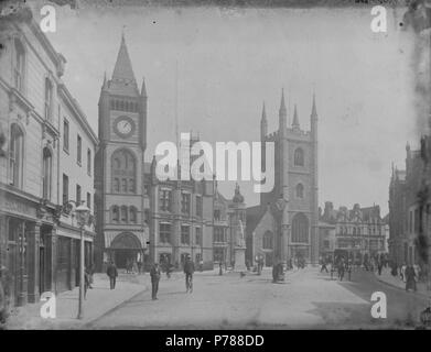 Englisch: Friar Street, Lesen, auf der Suche nach Osten in Richtung Marktplatz, C. 1900. Auf der Nordseite sind Nr. 6 und 5 (Quality Hotel Stoke) und Nr. 4 und 3 (W. und R. Fleming, karosseriebauer). Am Ende der Straße, das Rathaus und das West End von St. Laurence's Kirche. 1900-1909 Glas negative von H. W. verspotten, Feld 22 Nr. 11169. 1900 33 Friar Street, Lesen, C. 1900 Stockfoto