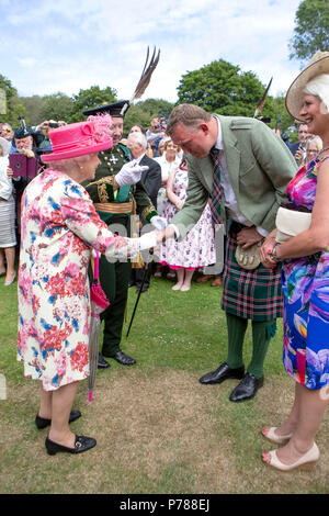 Queen Elizabeth II trifft ehemalige Schottland ruby player Doddie Wehr und seine Frau Kathy Wehr während einer Gartenparty am Palast von Holyroodhouse in Edinburgh. Stockfoto