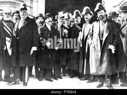 Español: Fotografía muestra que al Presidente del Consejo de Ministros de España José Canalejas y ein sus ministros la Salida del Palacio Real tras prestar Juramento de Sus cargos ante El Rey, poniendo así Fin a una Krise de Regierung. März 1912 34 Regierung Canalejas 1912 Stockfoto