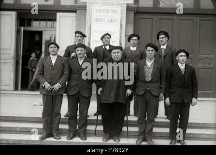 Español: Título original: Grupo de bertsolaris posando ante La Puerta del Teatro Victoria Eugenia (1/1) Lokalisation: in San Sebastián (Guipúzcoa) Euskara: Donostiako bertsolarien txapelketa Nagusia 1936. 1936 ko urtarrilaren 19 eine ospatu zen. Uztapidek bere " Lengo egunak gogoan" aipatzen duenari jarraituz: Iparraldeko Dargaitz, Harriet eta Iriarte. Palloza, Saiburu, Etxeberria, Zepai, Txapel eta Uztapide hegoaldekoak Egon ziren. N/A35 Grupo de bertsolaris posando ante La Puerta del Teatro Victoria Eugenia (1 de 1) - Fondo Car-Kutxa Fototeka Stockfoto