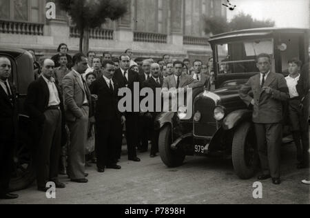 35 Grupo de Personas en Torno a un-Auto & (1 de 2) - Fondo Car-Kutxa Fototeka Stockfoto