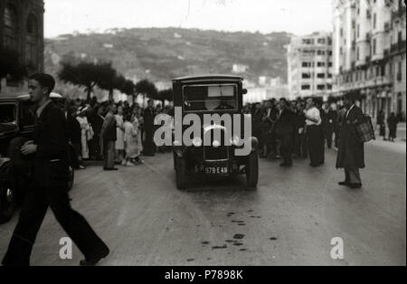 35 Grupo de Personas en Torno a un-Auto & (2 de 2) - Fondo Car-Kutxa Fototeka Stockfoto