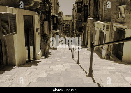 Eine alte Treppe in Valletta, Malta in Schwarzweiß und Sepia. Stockfoto