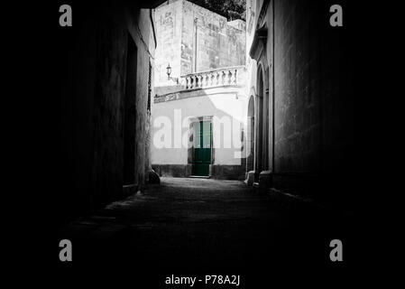 Eine grüne Tür in einem alleway in Malta, aus dem Schatten. Stockfoto