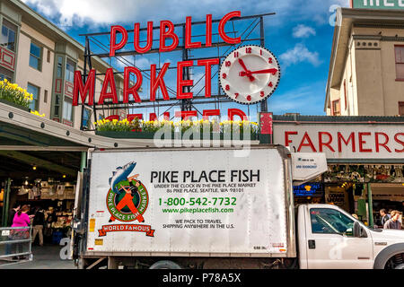 Ein LKW-Werbung Pike Place Fish außerhalb Pike Place Public Market, Seattle, WA geparkt Stockfoto